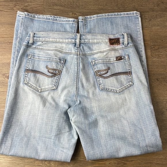 Foster Jeans Co Women’s High Rise Light Wash Boot Cut Jeans, size 12 - Picture 10 of 13